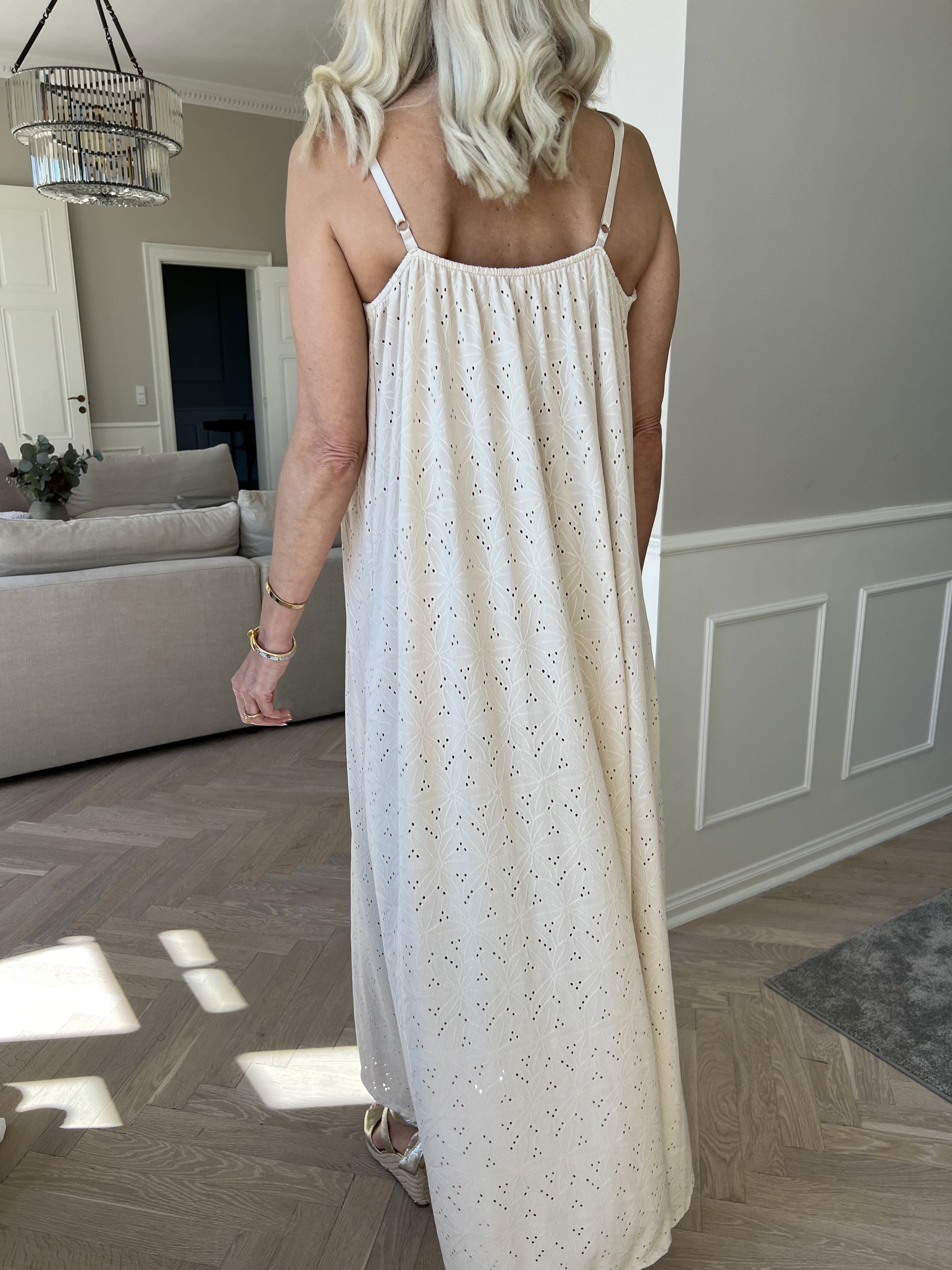 Emilie - Stropkjole i blødt stof med broderie anglaise